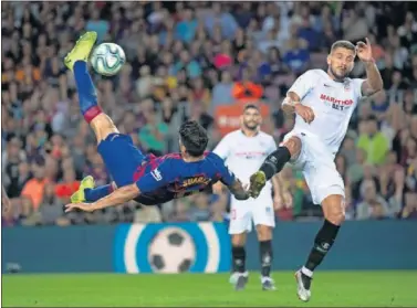  ??  ?? Luis Suárez marcó de chilena esta temporada al Sevilla en el Camp Nou.