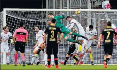  ??  ?? HAZAÑA. El portero Brignoli, del Benevento, marca de cabeza el gol del empate ante el Milán.