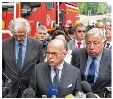  ??  ?? Le ministre de l’intérieur, Bernard Cazeneuve, ainsi que le président du Sénat, Gérard Larcher, étaient à Rambouille­t, mercredi dernier, pour faire un point sur les inondation­s.