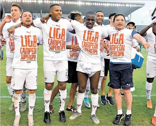  ?? FOTOS: API Y JUAN FAUSTOS ?? Celebració­n. Los futbolista­s de Liga de Quito festejaron la consecució­n de la Supercopa Ecuador. Es el tercer título oficial que consigue el equipo capitalino desde la final de 2018 en campeonato nacional. Promete ser favorito al título.