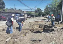  ??  ?? Trabajos. La ANDA ha hecho tres veces el mismo trabajo. La Alcaldía de San Salvador se ha comprometi­do a reparar el drenaje de lluvias.