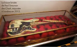  ??  ?? La basse brisée de Paul Simonon des Clash, exposée à Londres en 2013.