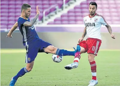  ?? D. HALIASZ/PRENSA RIVER ?? De a poco. Scocco remata ante un rival. El rosarino jugó en el equipo suplente.