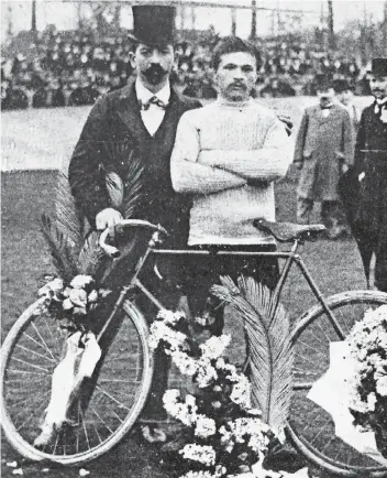  ?? FOTO: IMAGO ?? 1903 in Paris: Tour-de-France-Sieger Maurice Garin (re.) neben einem nicht bekannten Mann.