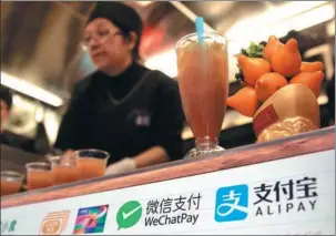 ?? XINHUA ?? A street food vending cart in Hong Kong accepts Alipay, WeChat Pay, Octopus and other payment methods.