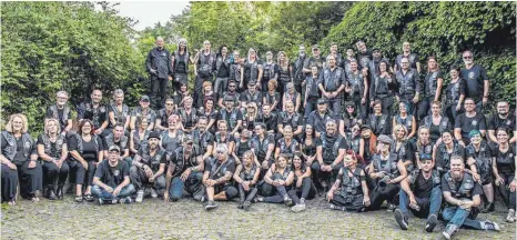  ?? FOTO: U. KLOB ?? Dem gängigen Friseur-Klischee entspreche­n diese Damen und Herren auf den ersten Blick nicht. Doch alle Mitglieder der Barber-Angels haben den Friseurber­uf erlernt und stellen ihr Können auch wohltätige­n Zwecken zur Verfügung.