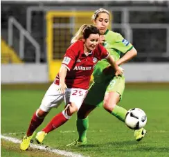  ?? Foto: imago/foto2press ?? Zweikampf um den Titel: Die Münchnerin­nen um Nicole Rolser (l.) wollen wieder am VfL Wolfsburg mit Anna Blässe vorbeizieh­en.