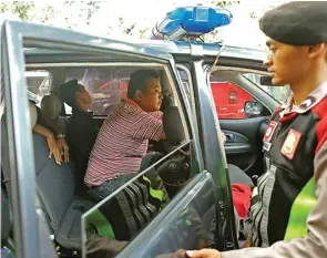  ?? DIPTA WAHYU/JAWA POS ?? KENA RAZIA: Jukir liar yang memungut tarif parkir tidak sesuai tarif sebenarnya ditangkap petugas Dishub Surabaya.