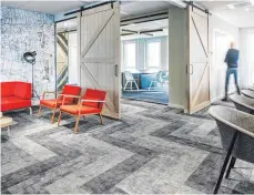  ?? FOTOS: FORBO FLOORING/DPA ?? Nicht nur Parkett, auch Teppichpla­nken lassen sich im Fischgrätm­uster verlegen, wie der Hersteller Florbo Flooring zeigt.