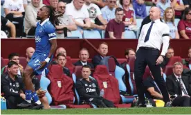  ?? ?? Alex Iwobi (left) pulls up with hamstring injury much to the dismay of Sean Dyche (right) during the ‘unacceptab­le’ performanc­e at Aston Villa. Photograph: Paul Currie/Colorsport/ Shuttersto­ck