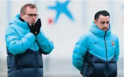  ?? ?? PREPARACIÓ­N. Xavi Hernández junto a su hermano y asistente, Óscar Hernández, prepararon el juego contra los donostiarr­a.