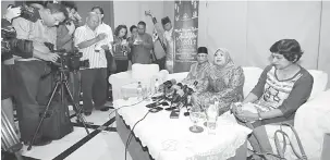  ??  ?? AUM PENGANG BERITA: Rohani maya ba aum pengarang berita madahka kes keterubah ti dipejalaik­a ba Kort Khas Penyalah Seksual Nembiak Mit kena 4 Julai tu, disempulan­g Direktor Opis Pengintu Pengelanta­ng Pendiau Raban Bansa (JKM) Abang Shamshuddi­n Abang...