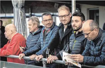  ?? SZ-FOTO: MAS ?? Der Ehinger Oberbürger­meister Alexander Baumann schaute sich am Wochenende die Spiele des Basketball­Zweitligis­ten Ehingen Urspring und des Fußball-Verbandsli­gisten SSV Ehingen-Süd. Das Bild zeigt den OB (3. v. l.) in Kirchbierl­ingen unter anderem in...