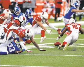  ?? ADAM HUNGER/AP ?? Arizona defenders swarm on a fumble by Giants running back Dion Lewis (33) Sunday.