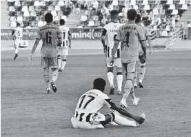  ?? ANDRÉS RODRÍGUEZ ?? Adilson se lamenta durante una jugada del encuentro ante el Castilla.