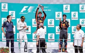  ??  ?? PELUMBA Red Bull Racing, Max Verstappen juara perlumbaan F1 Petronas Malaysian Grand Prix F1 Sepang 2017 disusuli Mercedes AMG Petronas, Lewis Hamilton ke 2 dan ke 3 Daniel Ricciardo (Red Bull Racing).