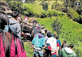  ??  ?? 2 2. Vecinos de la zona apoyaron a los venezolano­s accidentad­os.