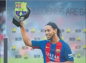  ?? FOTO: : MANEL MONTILLA ?? Ronaldinho El pasado mes de junio, tras un partido con los Barça Legends