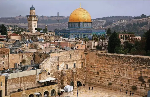  ?? FOTO: DPA ?? Blick auf die Klagemauer und den Felsendom, zwei der wichtigste­n Heiligtüme­r von Juden und Muslimen.