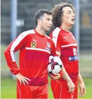  ?? Foto: APA / Herbert Neubauer ?? Markus Suttner (links) ist der direkte Gegenspiel­er von Bale. Ihm wird von den Kollegen, zum Beispiel von Kapitän Julian Baumgartli­nger, natürlich geholfen.