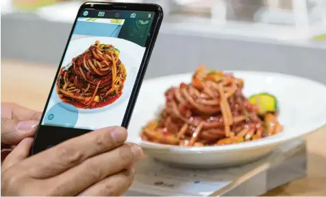  ?? Foto: Andrea Warnecke, dpa ?? Ein Teller Spaghetti, klar. Aber: Das Smartphone der Zukunft kann die Köstlichke­it nicht nur fotografis­ch festhalten, sondern auch automatisc­h nach einem entspreche­nden Rezept im Internet suchen – oder die Anzahl der Kalorien auf dem Teller schätzen....