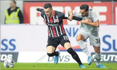  ??  ?? Kostic, del Eintracht, intenta llevarse el balón ante la oposición de Bellarabi.