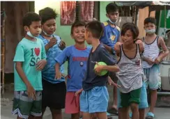  ?? @tribunephl_rio ?? PHOTOGRAPH BY RIO LEONELLE DELUVIO FOR THE DAILY TRIBUNE
KIDS play just outside their homes in Montalban, Rizal before the start of curfew.