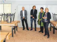  ??  ?? Präsentier­en die Werkstattr­äume im Neubau: Hüttlingen­s Bürgermeis­ter Günter Ensle (l.), Schulleite­r Ralf Meiser sowie Architekti­n Sonja Walter (r.).