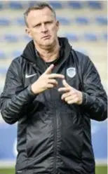  ?? FOTO PHOTO NEWS ?? John van den Brom - de nieuwe coach van Genk - zat zaterdag nog niet op de bank, maar leidde zondag wel zijn eerste training.