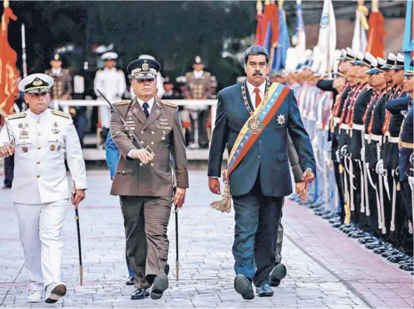  ??  ?? ► Maduro dirige junto al ministro de Defensa, Vladimir Padrino López, un acto en que la FANB le rindió honores, el jueves.