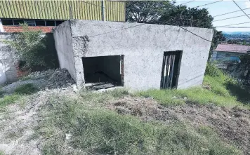  ?? FOTO: DAVID ROMERO ?? La casa está deteriorad­a y se ha convertido en un peligro para los vecinos de la zona.