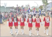  ??  ?? Los estudiante­s de diferentes institucio­nes lucieron sus mejores galas para homenajear a la ciudad.