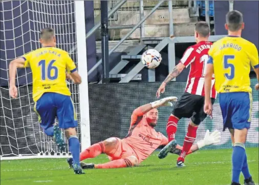  ??  ?? Berenguer, del Athletic, la pica ante la salida de Ledesma para anotar su segundo gol.