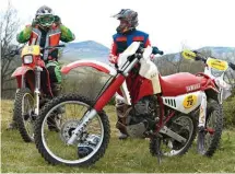  ??  ?? Nicolas Paganon (HVA 240) envoie du gros en spéciale. Ambiance cool pour Marc Germain, le temps d’une bière et dans les chemins pour Pierre-antoine Frot (Yam 350 TT) et Michel Puillandre (Honda 250).