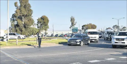  ??  ?? BRIDGE BEDLAM: Police direct traffic at the roundabout leading to the Echuca-Moama bridge.