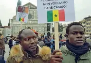  ??  ?? Il fratello dal Senegal Sopra, a sinistra, il fratello di Idy in piazza Santa Maria Novella