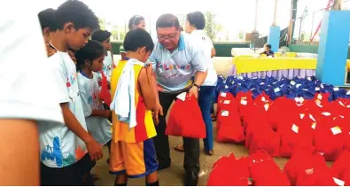  ?? PSC PHOTO ?? INIABOT ni Philippine Sports Commission (PSC) Chariman William ‘Butch’ Ramirez ang mga ‘goodies’ sa mga batang nakibahagi sa Inter-faith Children’s Games nitong Linggo sa Davao City.