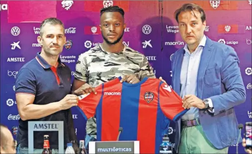  ??  ?? CON QUICO CATALÁN Y TITO. El centrocamp­ista se presentó ayer a mediodía en el estadio Ciutat de València.