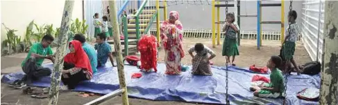  ??  ?? Kanak-kanak di Yayasan Peduli Anak menunaikan solat di kawasan permainan disebabkan masjid baharu masih dalam proses pembinaan.
