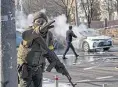  ?? ?? Ukrainian troops as fighting reaches Kyiv yesterday
