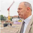  ?? FOTO: ARCHIV ?? Der planende Architekt vor der Baustelle des ZF Forums: Professor Wolfgang Kergaßner.