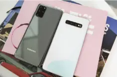  ??  ?? Next to the Galaxy S10+ (right), the S20 Ultra is a beast.