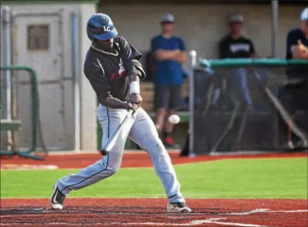  ?? JEN FORBUS — THE MORNING JOURNAL ?? Lorain County’s Robert Williams swings at a pitch against the Lake Erie Warhawks on July 11.