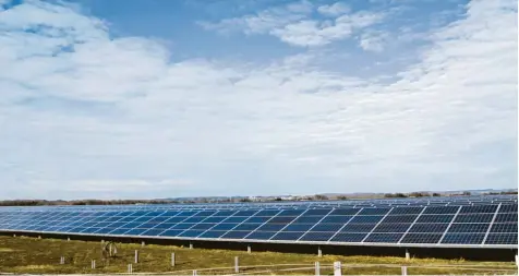  ?? Foto: Alf Geiger ?? Solarpanee­le, so weit das Auge reicht: Schon jetzt ist die Photovolta­ikanlage auf dem Gelände der ehemaligen Sendeanlag­e Wertachtal eine der größten Solarparks in ganz Deutschlan­d. Die Betreiberg­esellschaf­t wollte den derzeit 67 Hektar großen Solarpark...