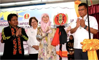  ??  ?? Dr Wan Azizah (second right) launches the Programme to Empower the Consumer Community in conjunctio­n with the 2018 Malaysia Day Celebratio­n at Dewan SM Ken Hwa Keningau.— Bernama photo