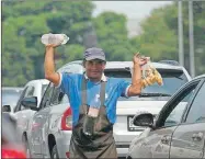  ??  ?? Una persona vende agua y frutas en una avenida de Ciudad de México. El sector laboral de la informalid­ad registró un alza al final de 2019