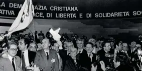  ??  ?? Congresso Nel 1982, a Roma, Nella foto tra gli altri De Mita, Fanfani, Piccoli e Andreotti
(Contrasto)