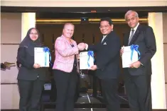  ??  ?? (From left) Nurmazilah, Grimes, MIA president Salihin Abang and vice president Datuk Narendra Kumar Jasani during the launch of the blueprint.