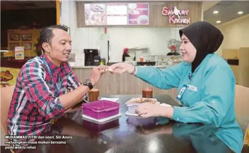  ??  ?? MUHAMMAD FITRI dan isteri, Siti Amira meluangkan masa makan bersama pada waktu rehat.