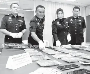  ??  ?? KETUA Polis Daerah Johor Bahru Utara ACP Mohd Taib Ahmad (dua, kiri) menunjukka­n paket berisi pil ecstasy dan syabu yang dirampas ketika mengadakan sidang media di Ibu Pejabat Daerah Johor Bahru Utara, Skudai pada Ahad.